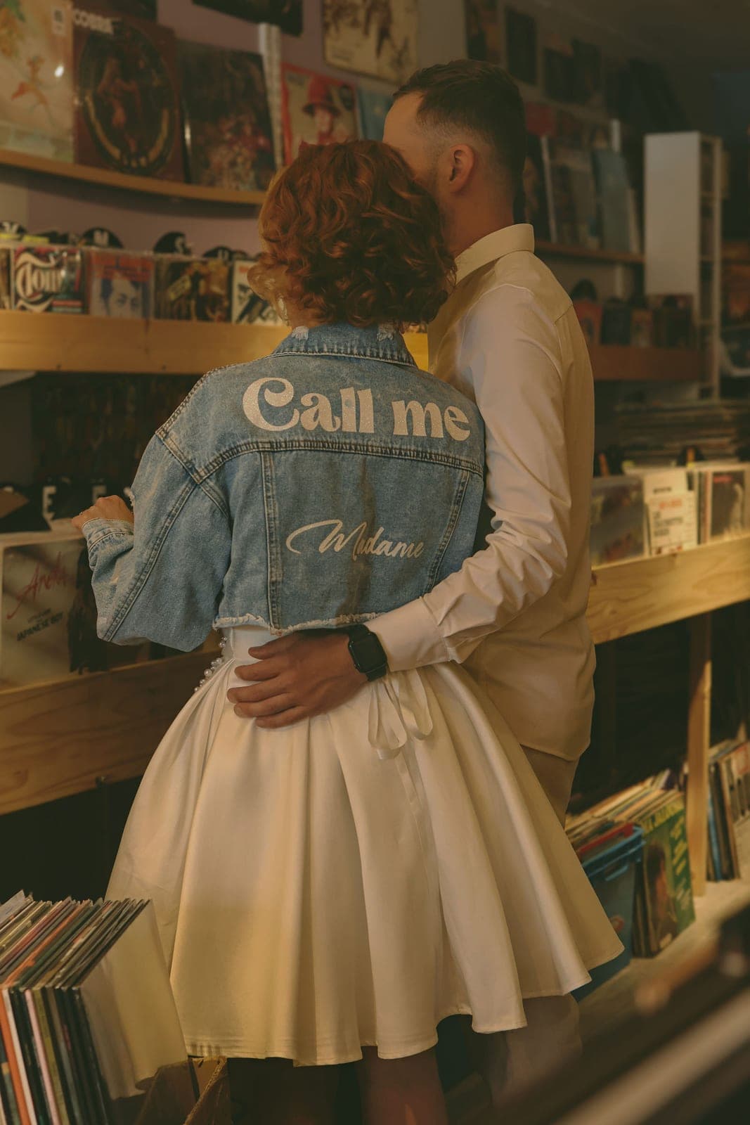 Dans un magasin de disques, une veste en jean brodée « Call me » au dos.