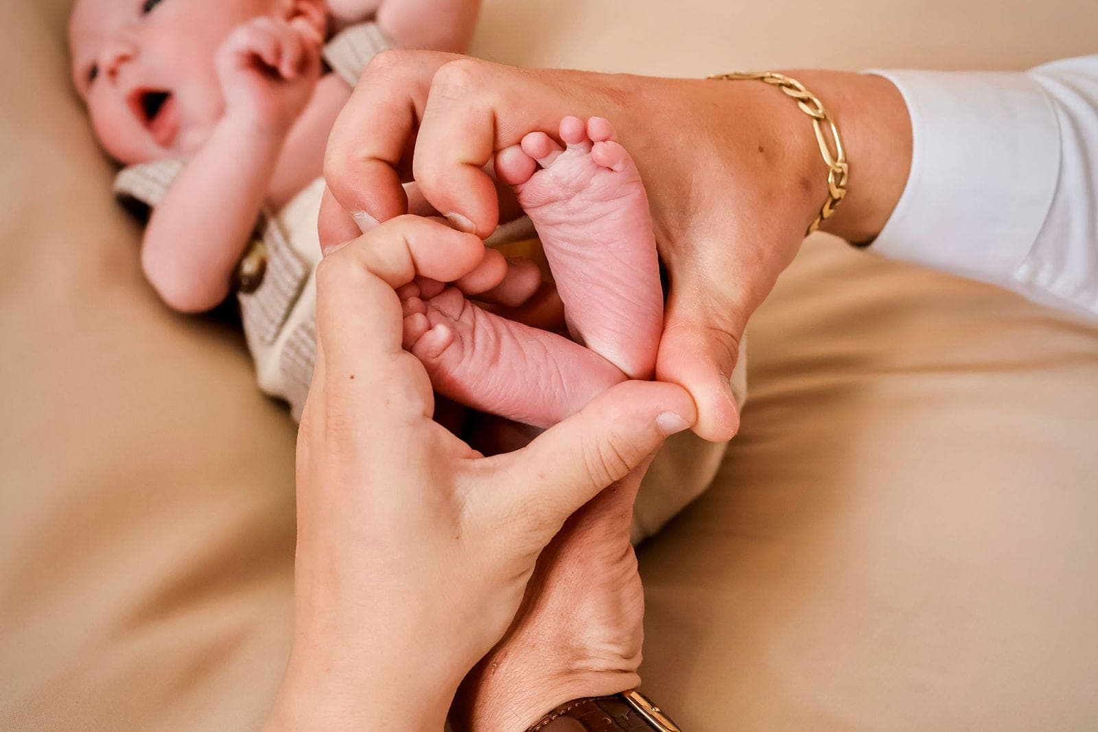 Les pieds d’un nouveau-né tenus entre les mains de sa maman, en forme de cœur.