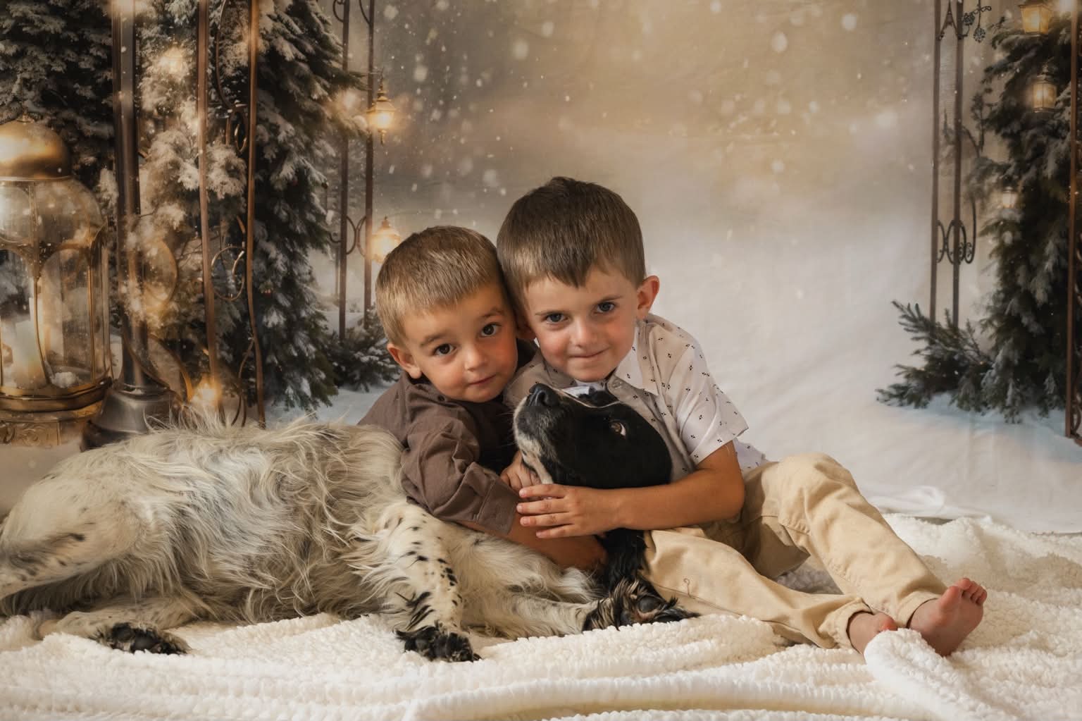 Deux frères serrant leur chien dans leurs bras, décor de Noël enneigé