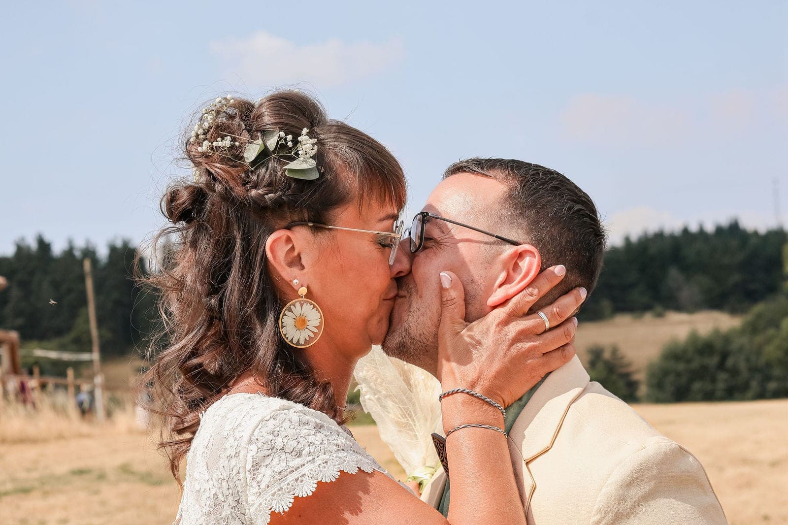 Des mariés s’embrassent, tout proches, le jour de leur mariage.